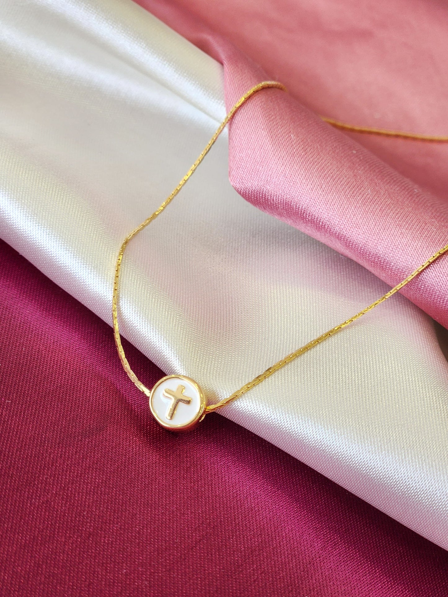 Collar cruz blanca circulo chapa #Q
