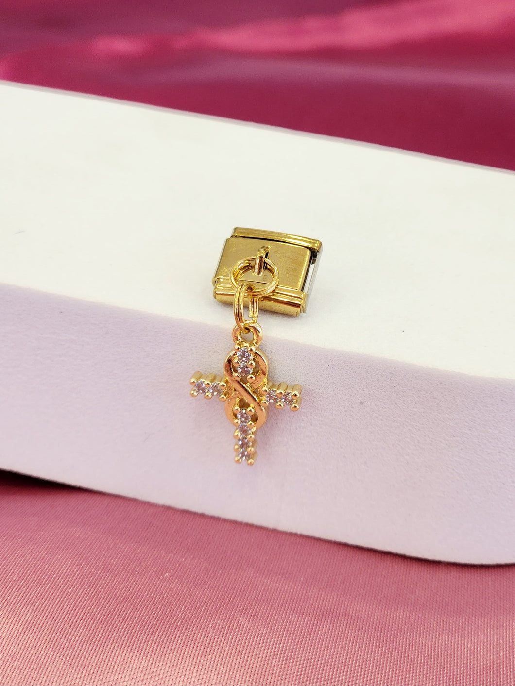 Charm cruz infinito dorado #9