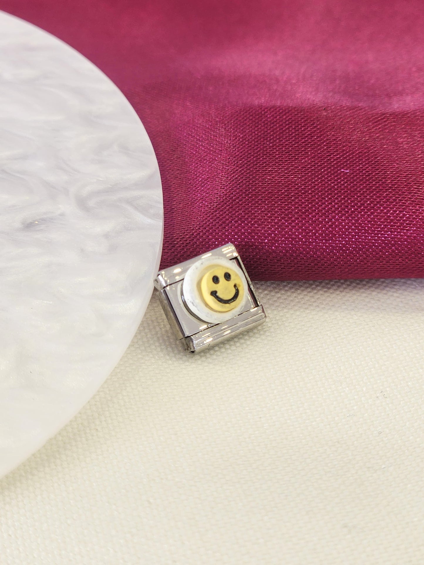 Charm carita feliz doble relieve #17