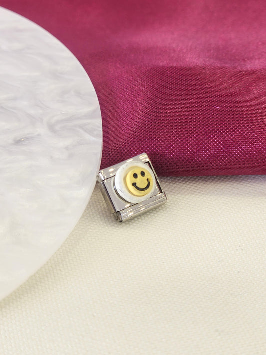 Charm carita feliz doble relieve