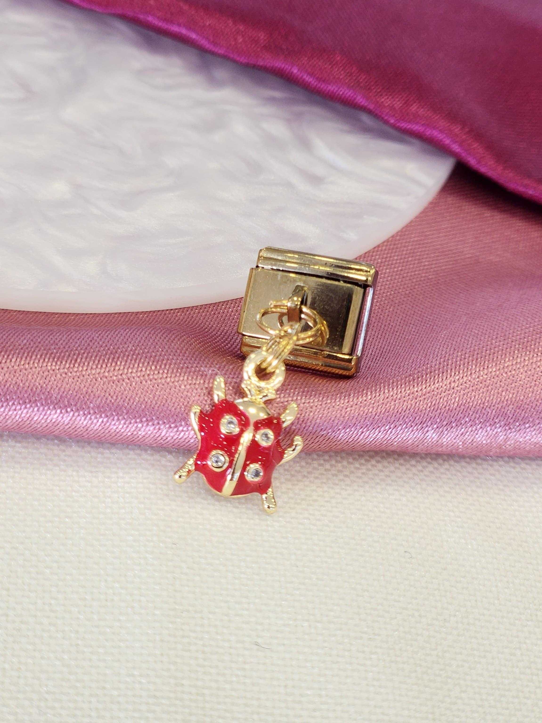 Charm catarina roja estilo 2 dorado