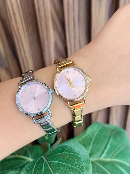Reloj abeja central figuras fondo rosa