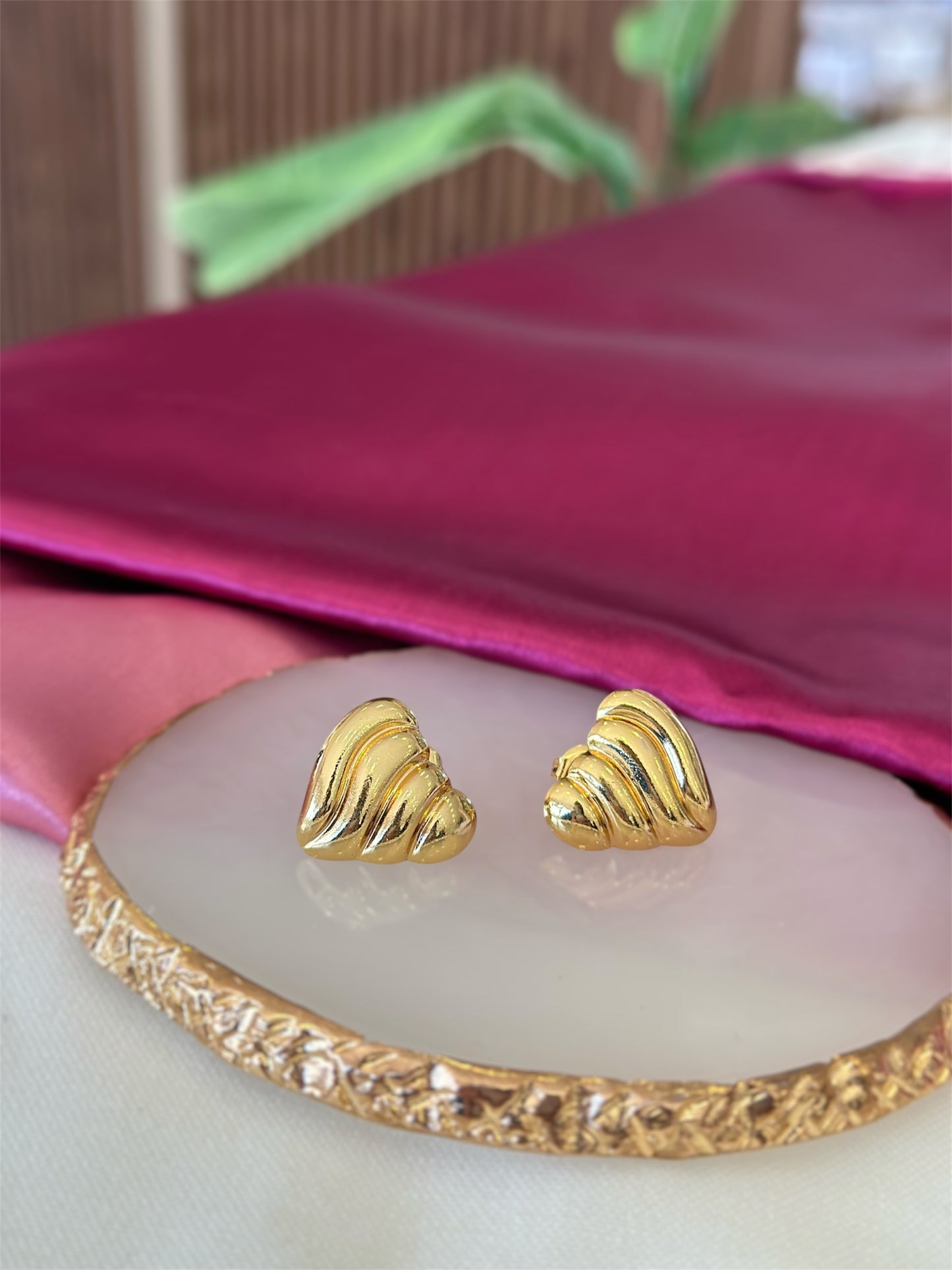 Aretes corazon solidos con lineas alargadas #C144