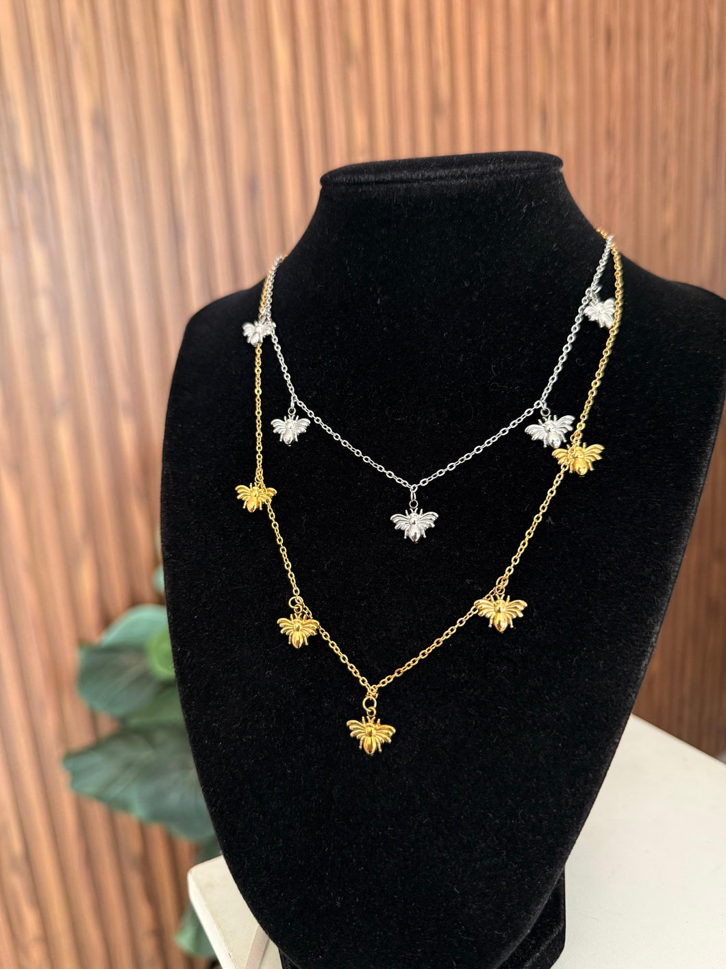 Collar abejas colgantes