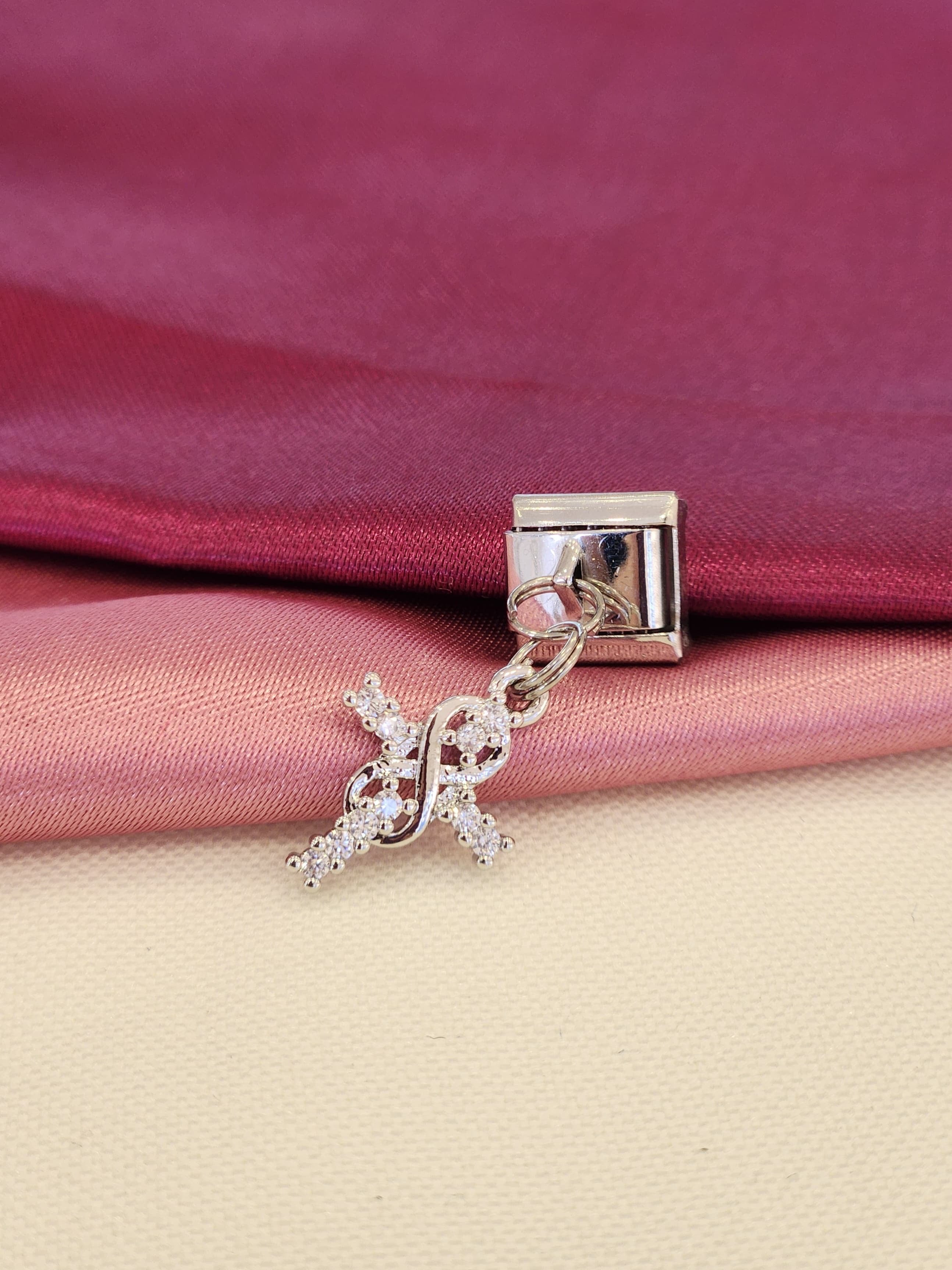 Charm cruz infinito plateado