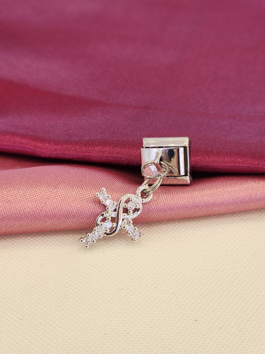 Charm cruz infinito plateado