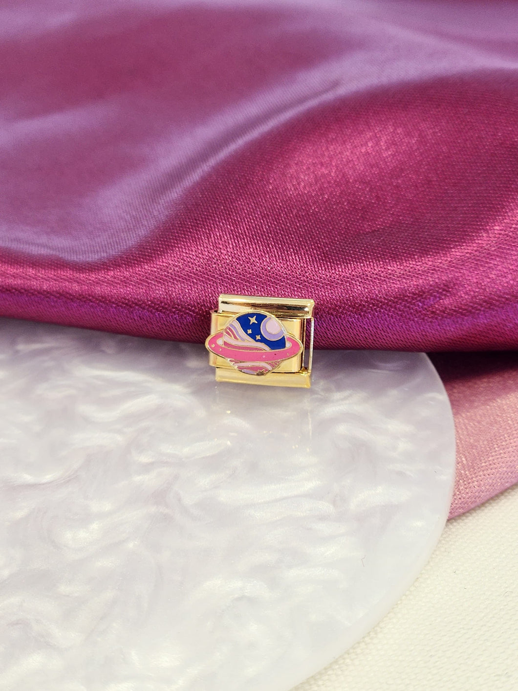 Charm planeta rosa dorado #12