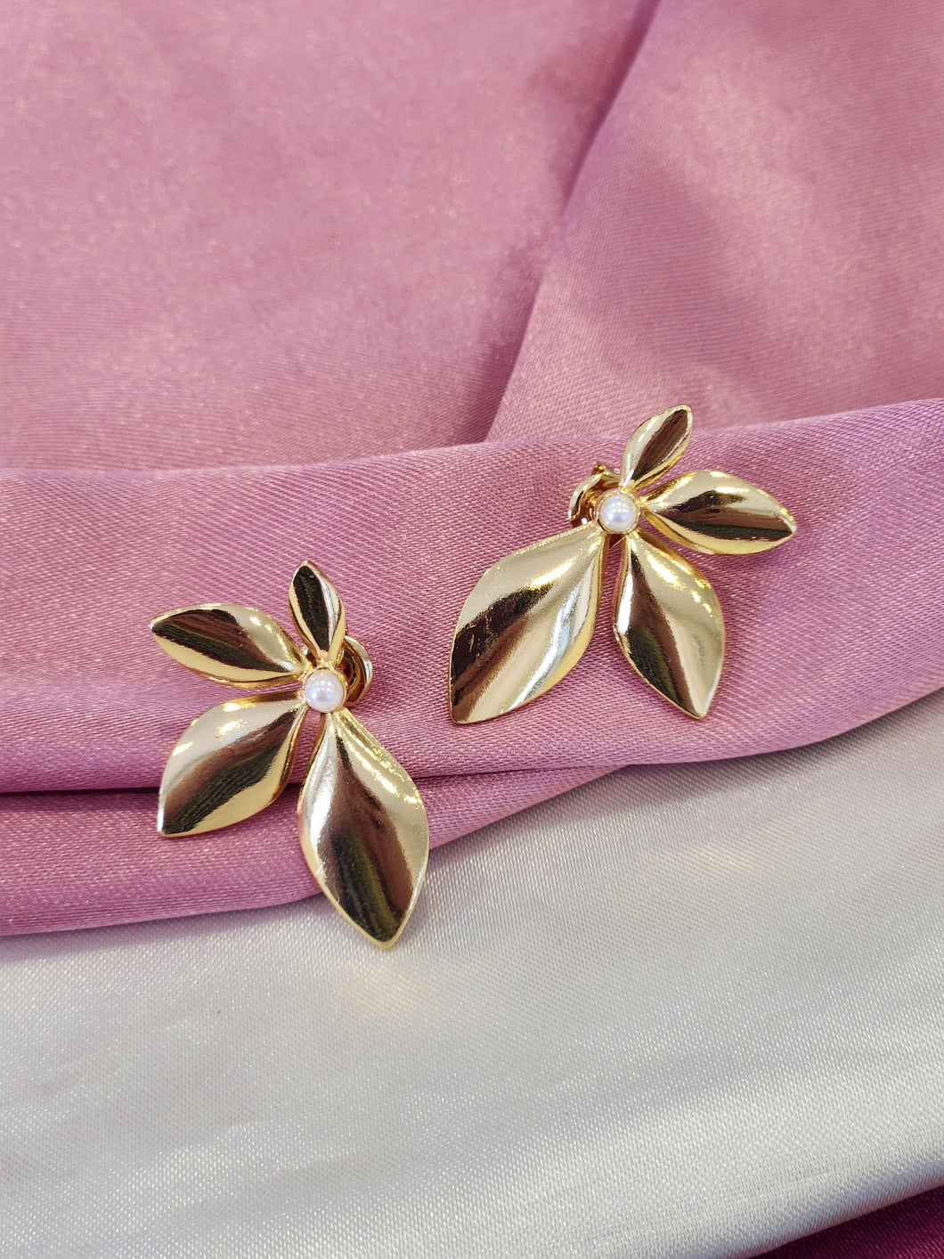 Aretes 4 hojas perla #C110