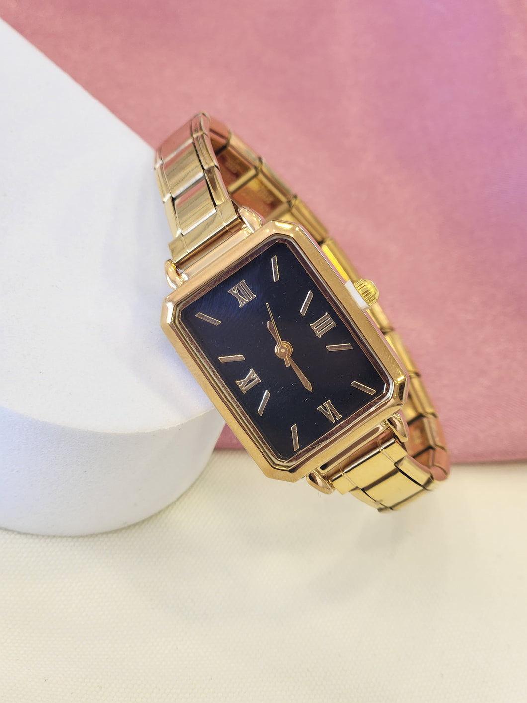 Reloj dorado fondo negro romanos #B00