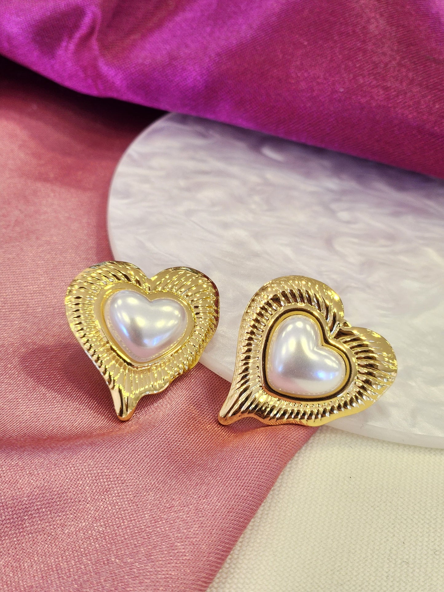 Aretes corazon perla al centro con borde lineas #F49
