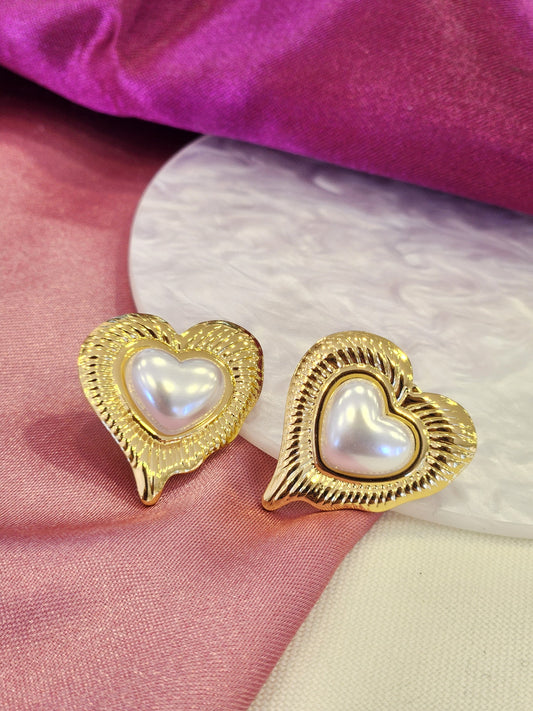Aretes corazon perla al centro con borde lineas #F49