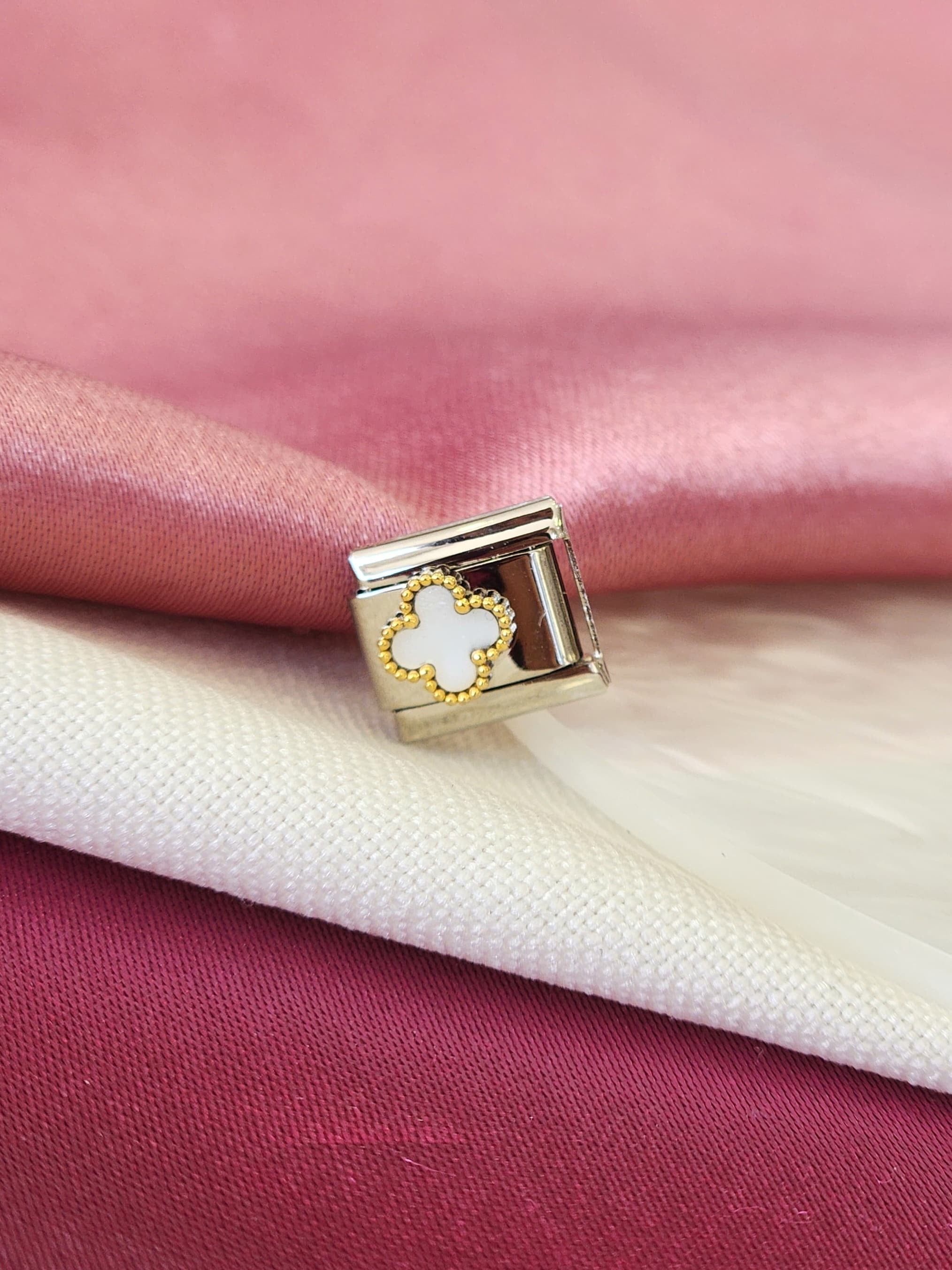Charm trebol blanco chico plateado