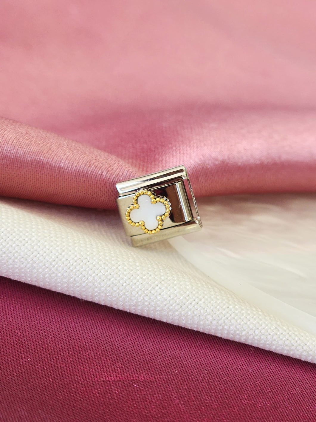 Charm trebol blanco chico plateado