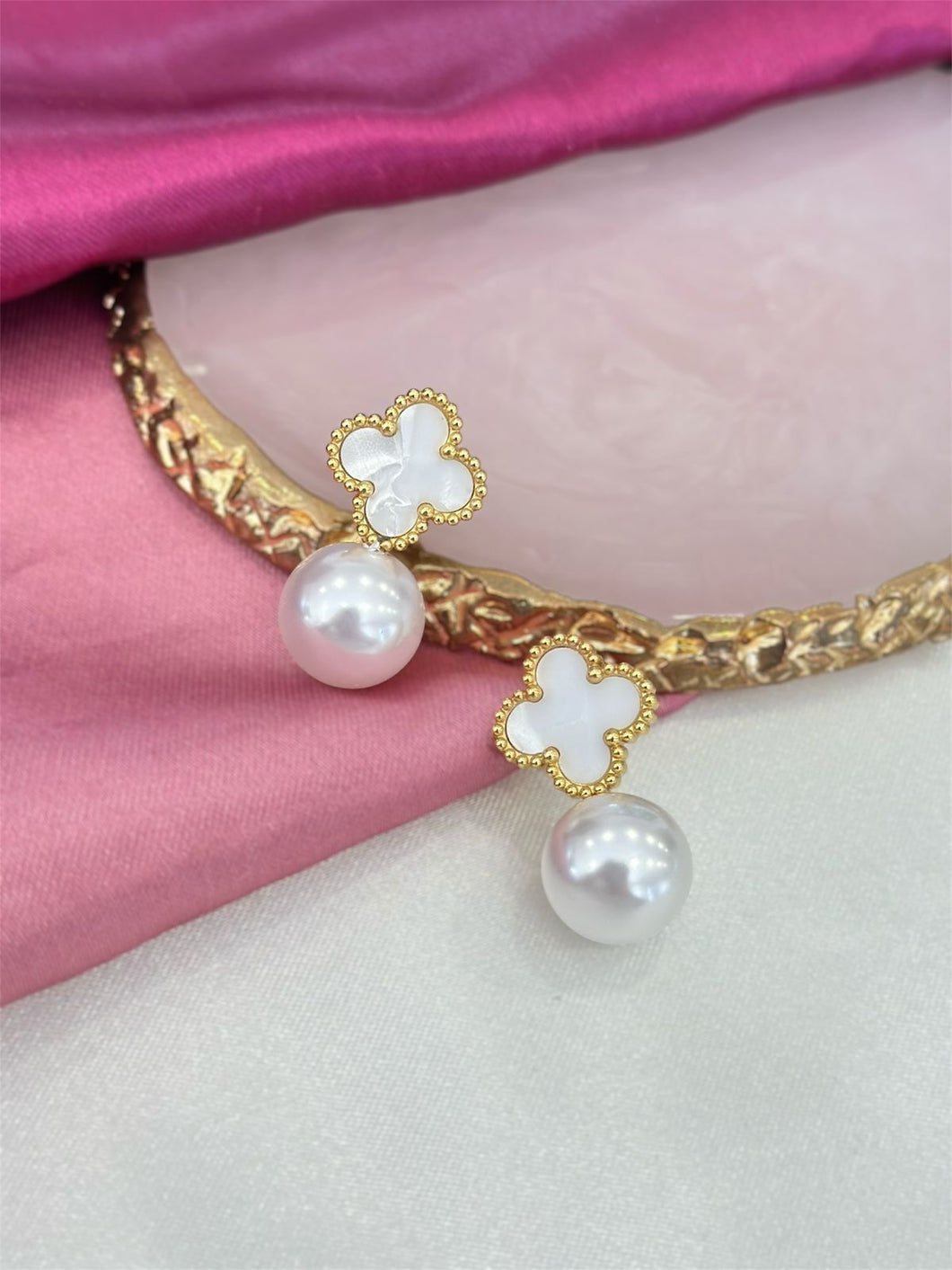 Aretes trebol blanco perla colgante #A15.2