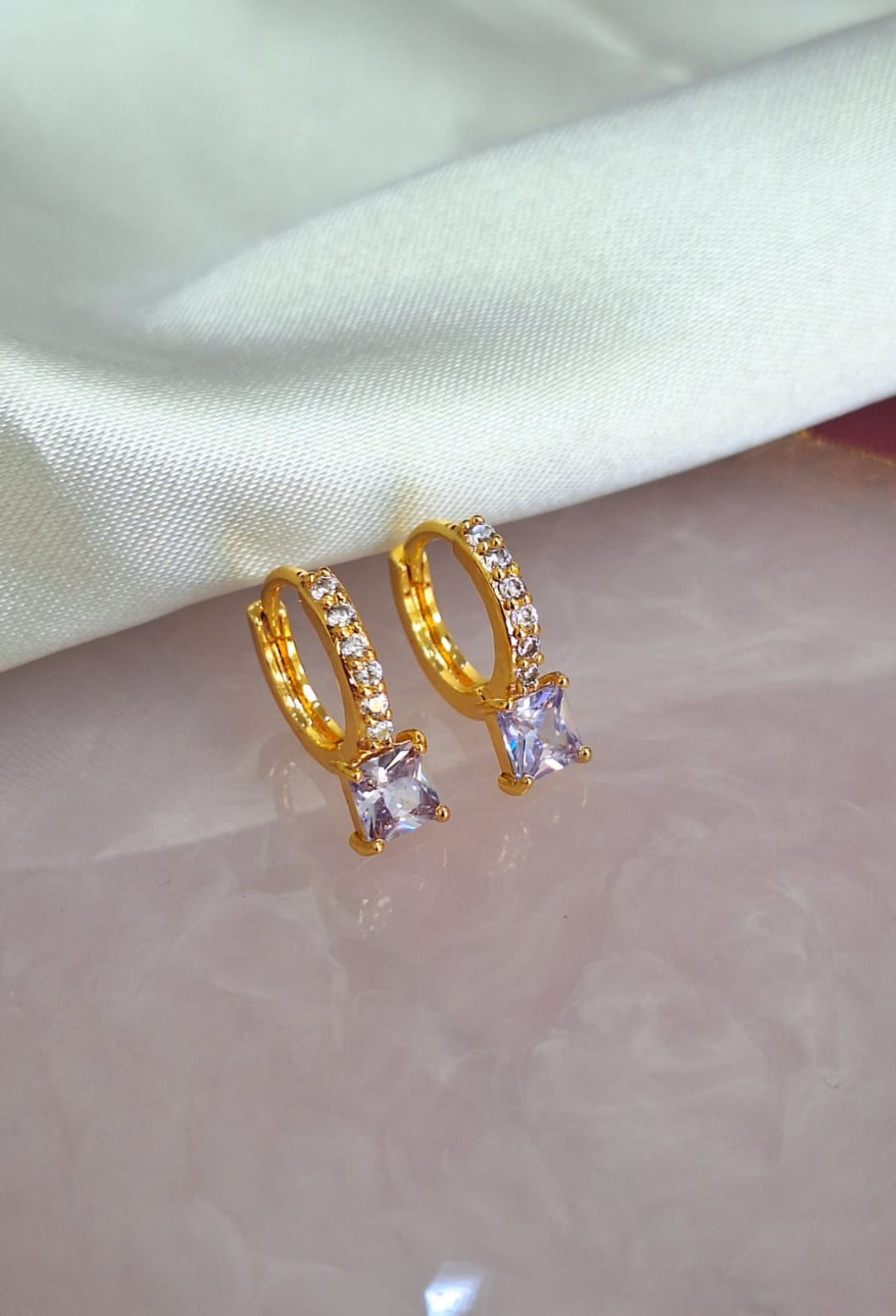 Aretes cuadrado lila con zirconias #95A