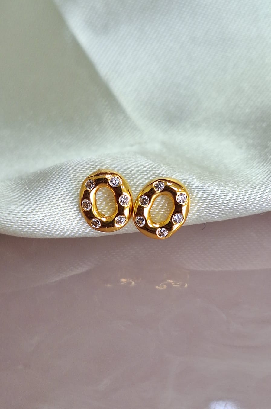Aretes ovalados solidos con zirconia #114