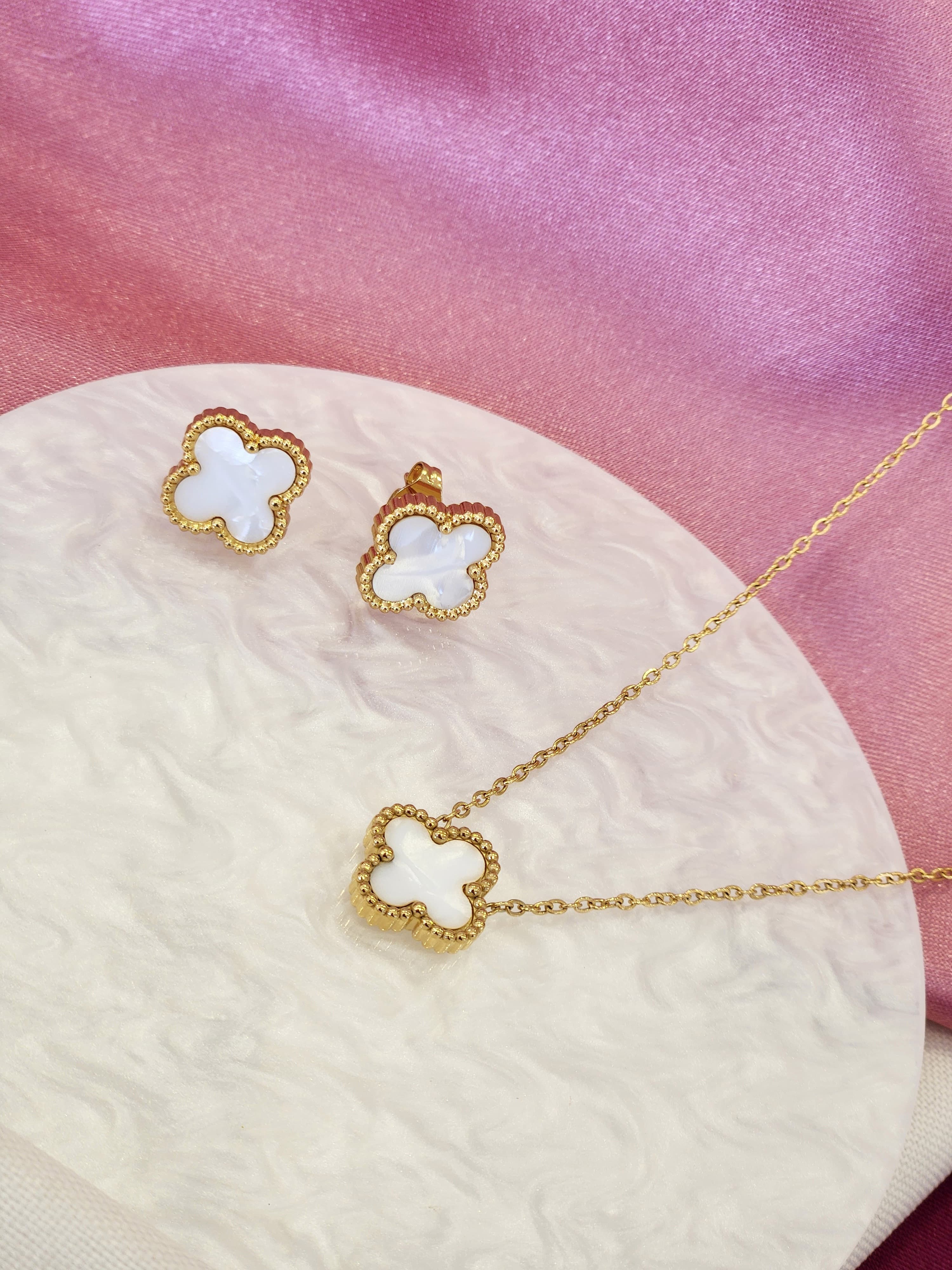 Set collar y aretes trebol blanco #C99