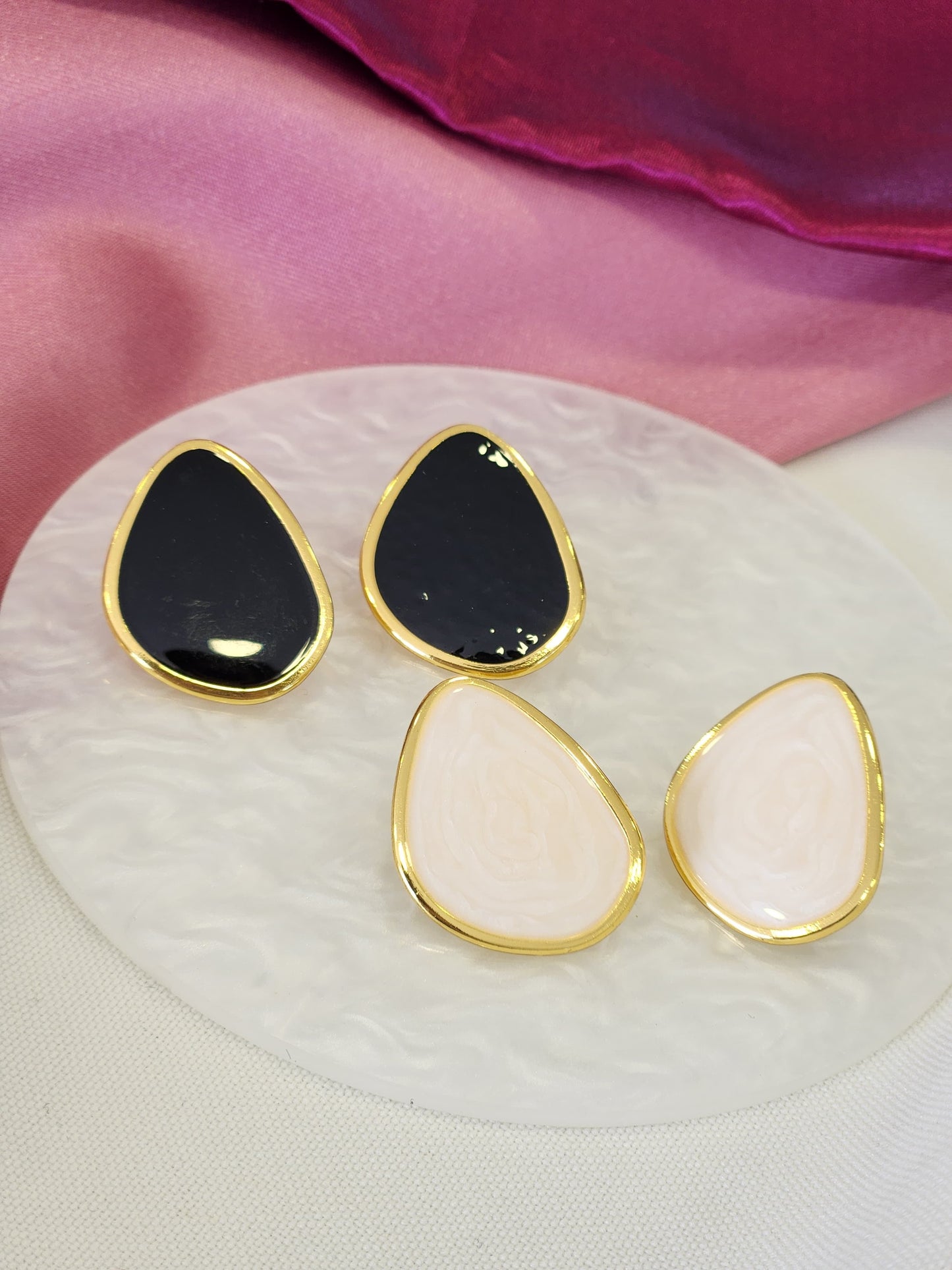 Aretes gota irregular plana borde dorado