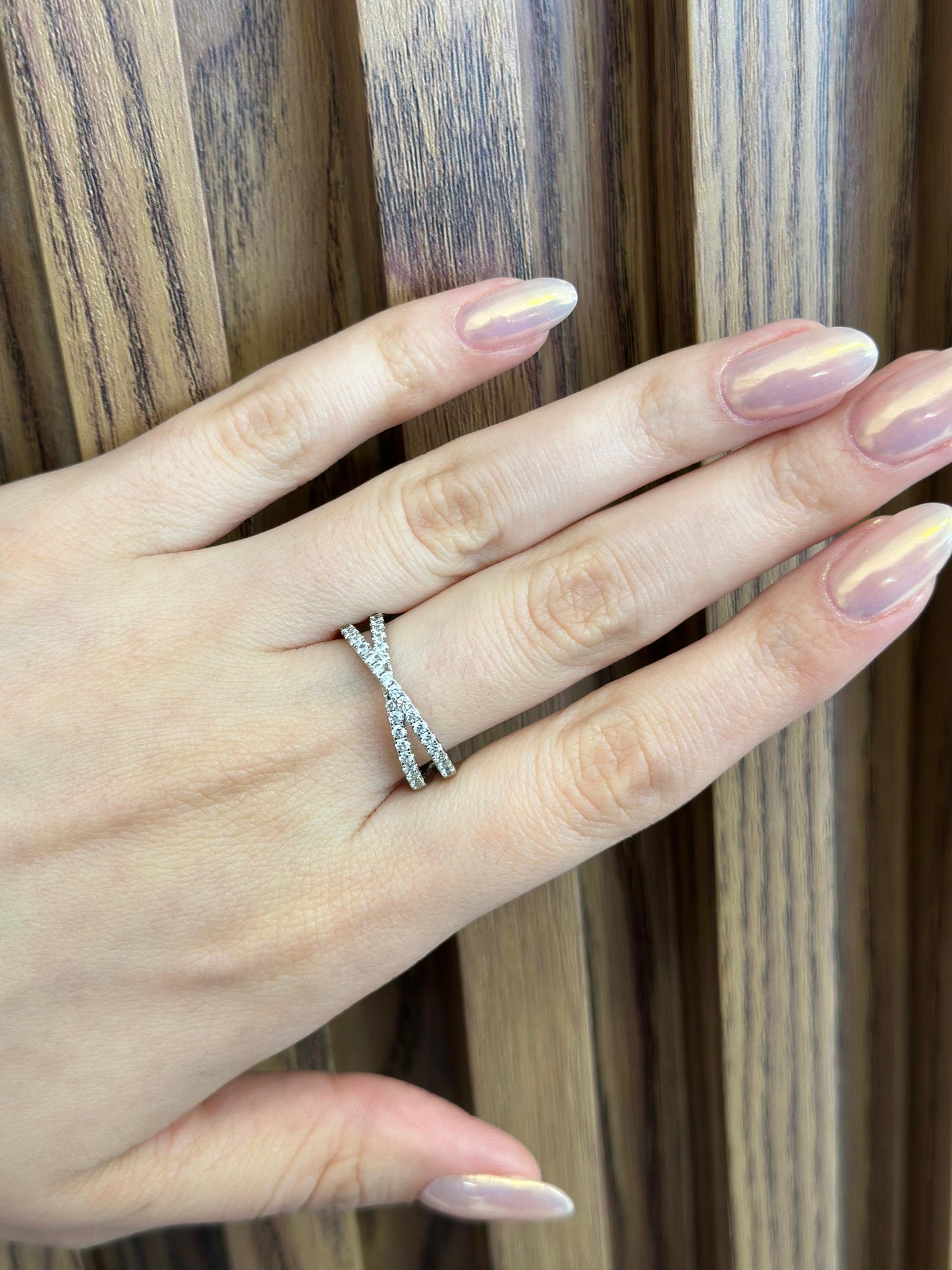 Anillo plateado cruzado zirconia delgado #F20