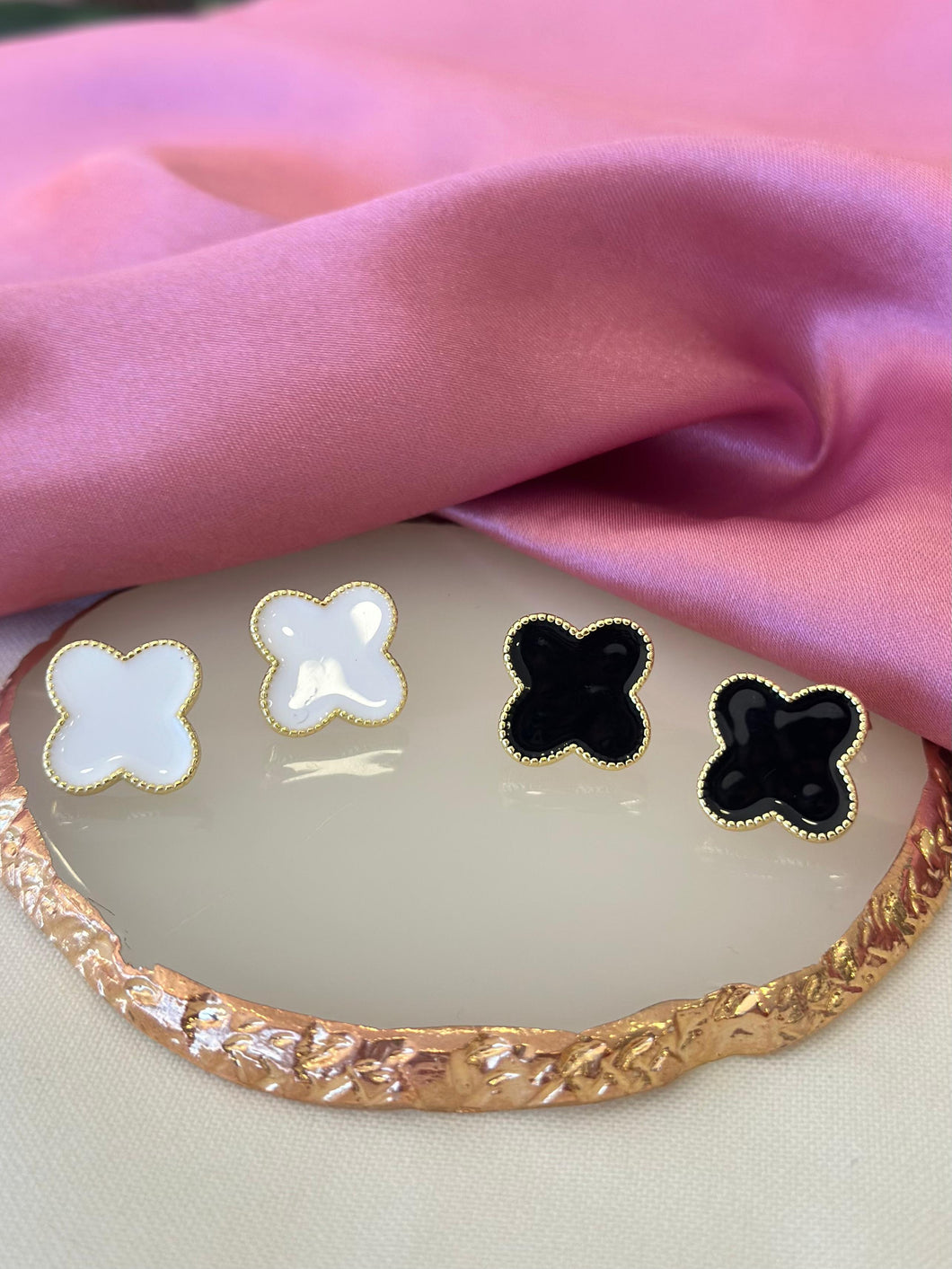 Aretes trebol grande blanco/negro #A6