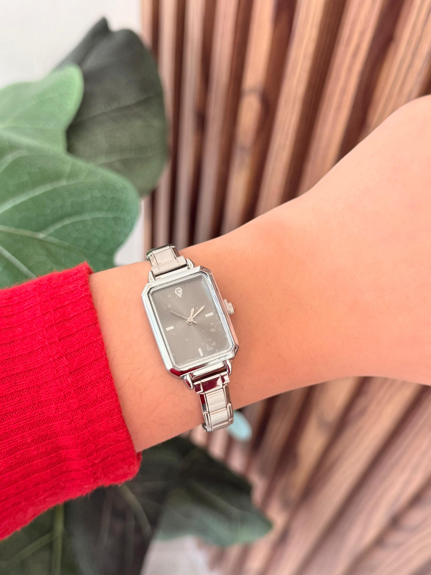 Reloj reactangular plateado fondo gris oscuro #H12