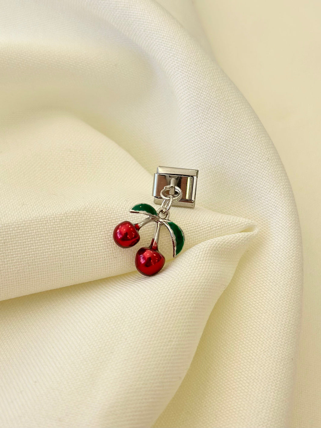cereza colgante plateada charm #11