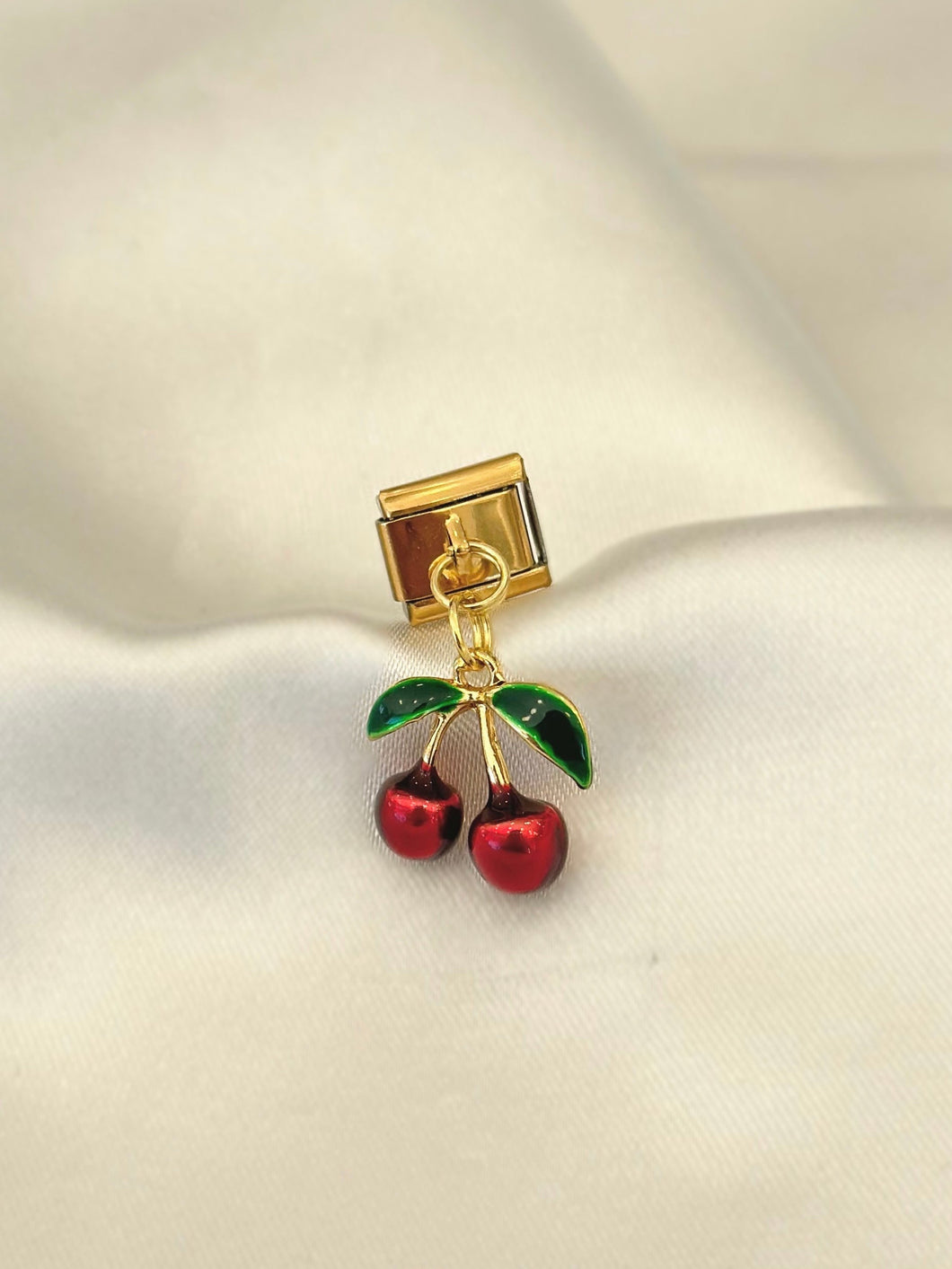 cereza colgante dorada charm #6