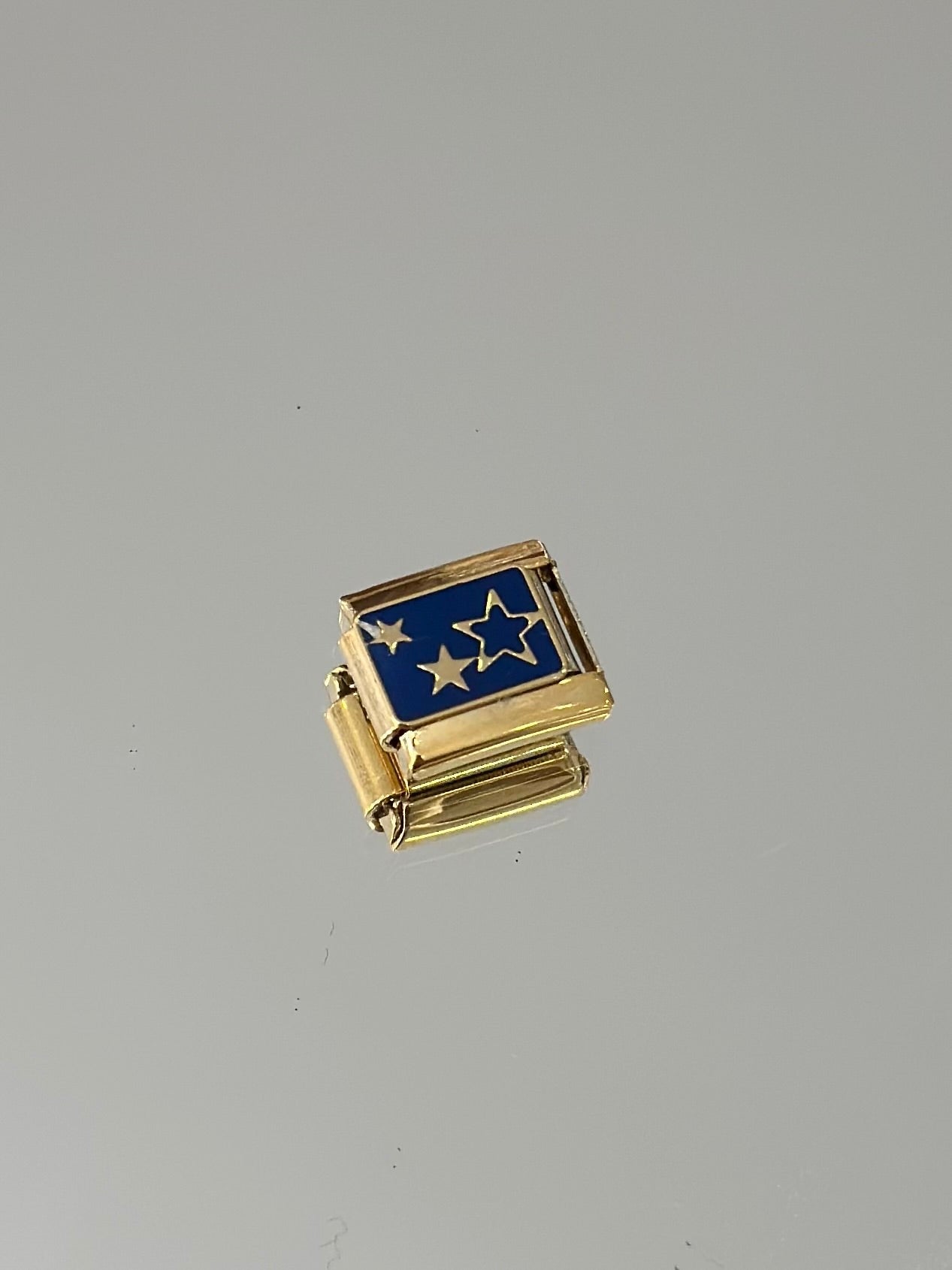 Estrella fondo azul dorado charm #11