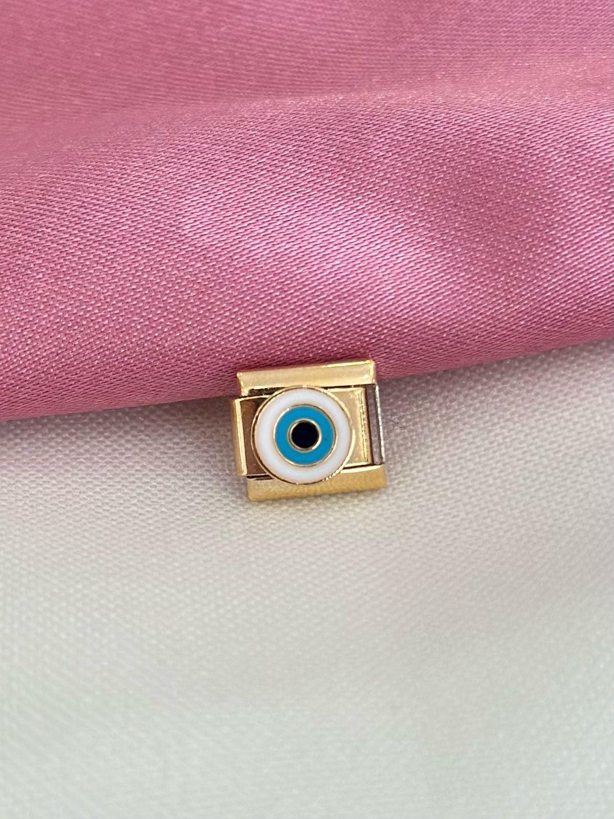 Ojo Blanco Dorado Charm #13