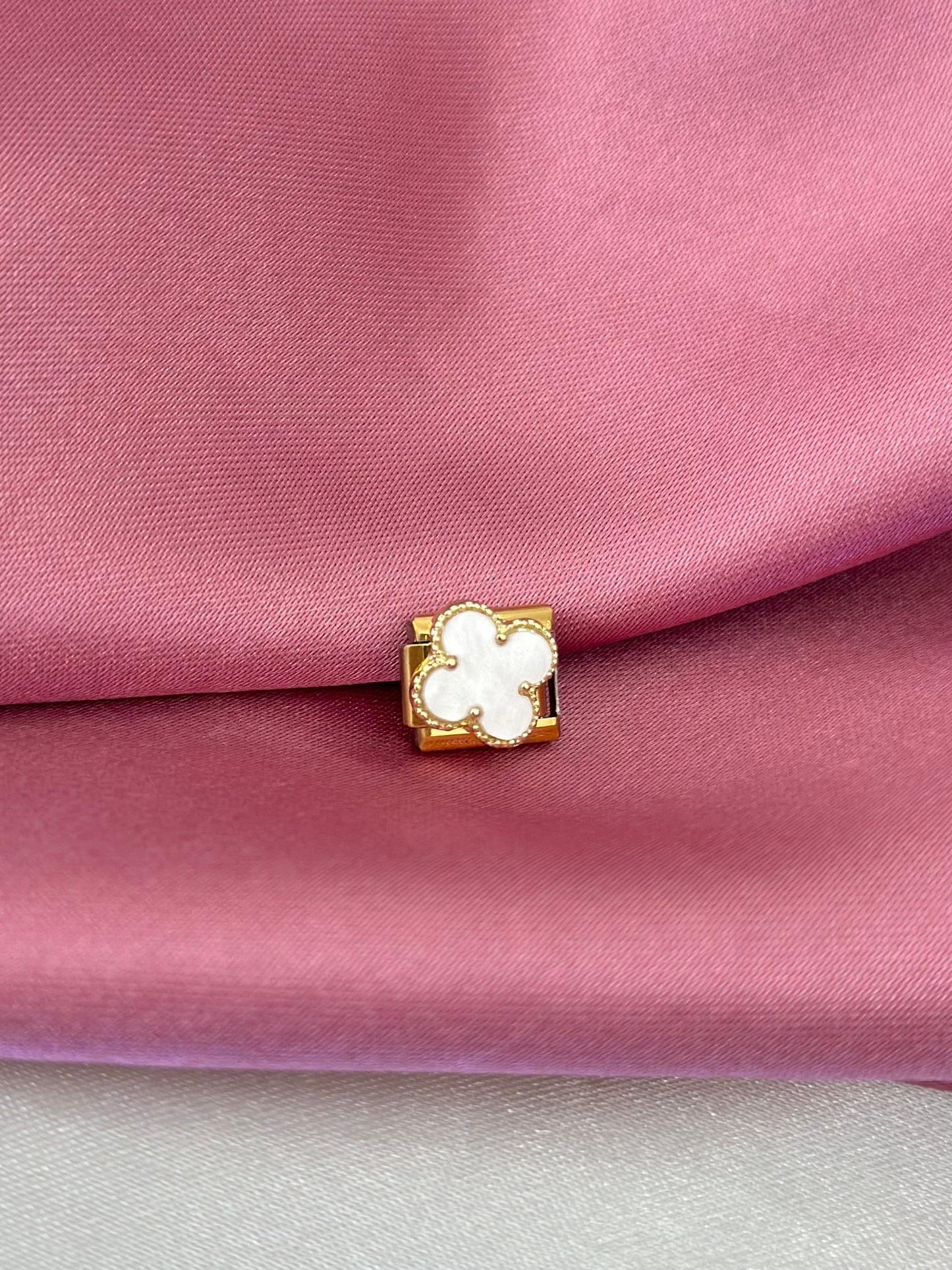 Trebol Blanco Dorado Charm #15