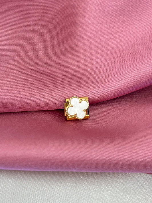 Trebol Blanco Dorado Charm #15