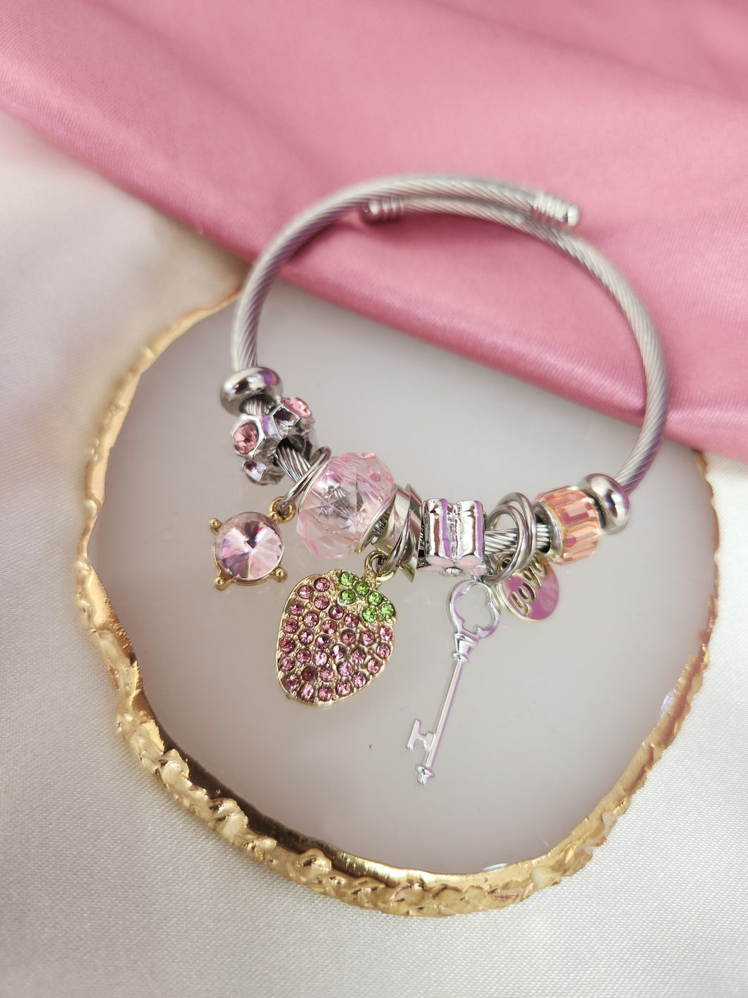 Pulsera tipo Pandora con charms fresa