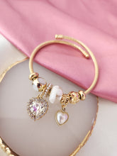 Cargar imagen en el visor de la galería, Pulsera tipo Pandora con charms dorada corazon perla #A5
