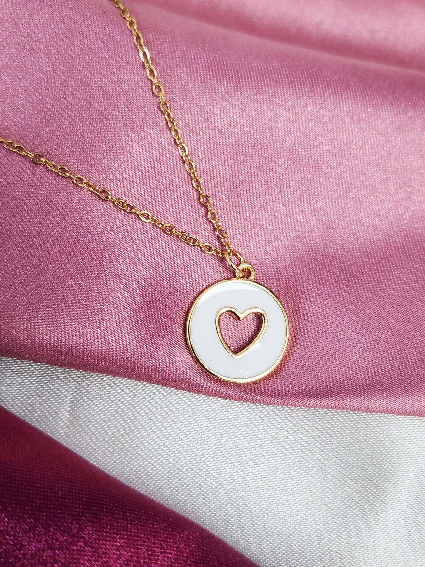 Collar corazon hueco blanco #VV