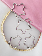 Cargar imagen en el visor de la galería, Arracadas estrellas plateadas acero #5
