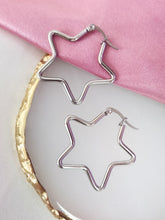 Cargar imagen en el visor de la galería, Arracadas estrellas plateadas acero #5
