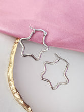 Cargar imagen en el visor de la galería, Arracadas estrellas plateadas acero #5
