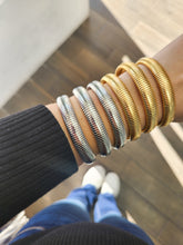 Cargar imagen en el visor de la galería, Pulsera gruesa con lineas
