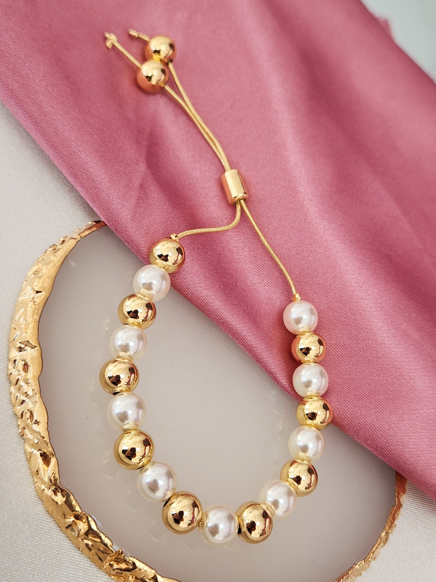 Pulsera bolitas doradas con perlas