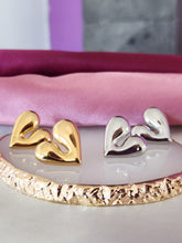 Cargar imagen en el visor de la galería, Aretes corazon solidos
