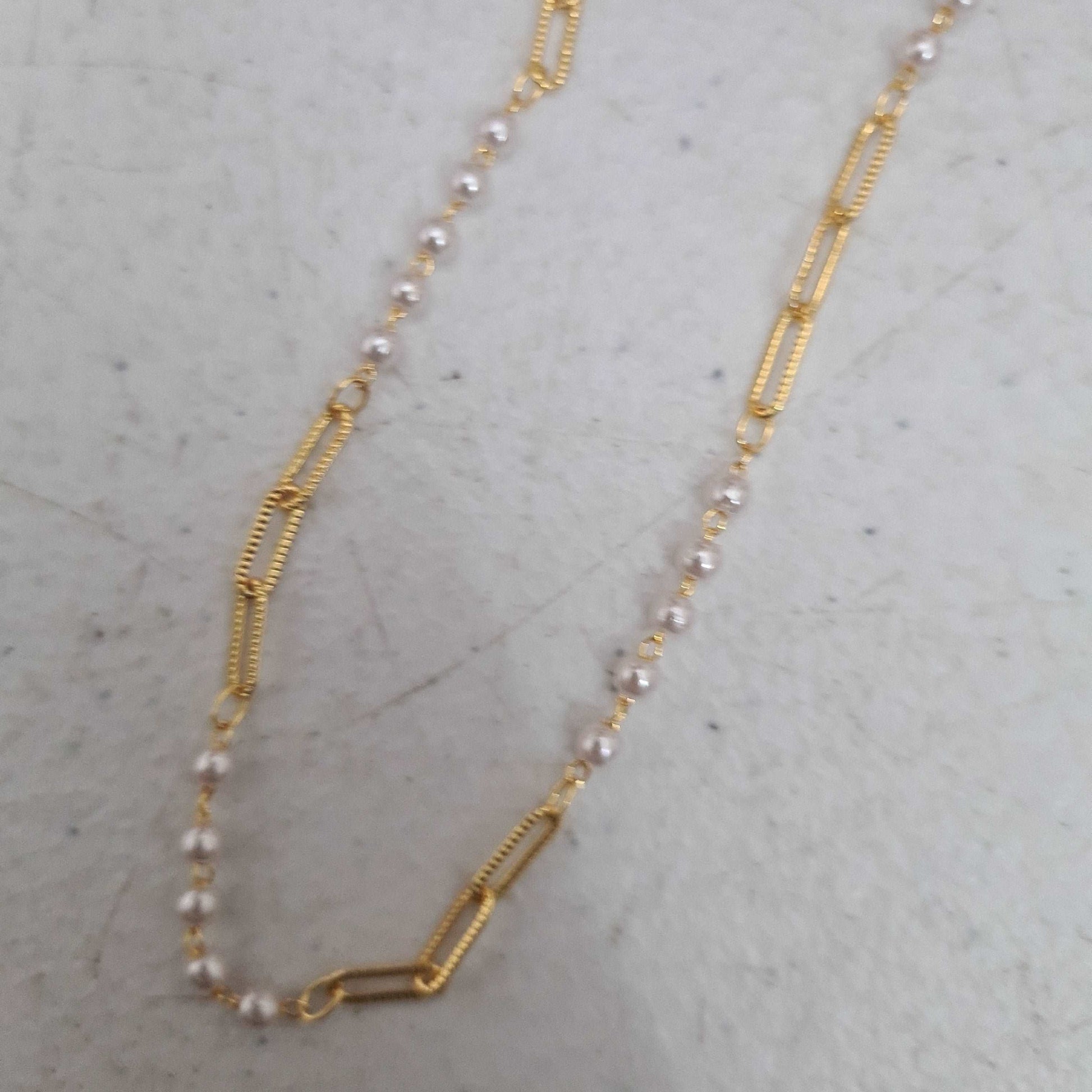 Choker Perlas chicas con eslabones delgados