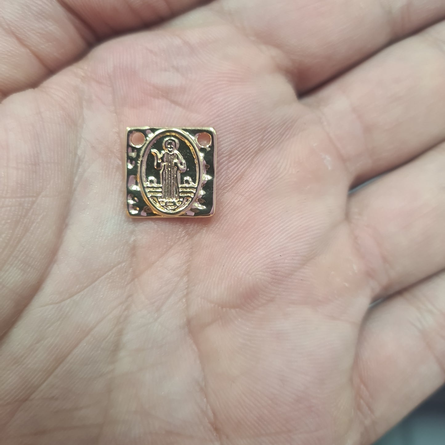 Dije de san benito #41 dorado
