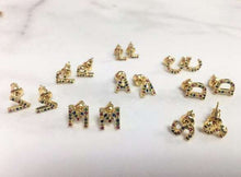 Cargar imagen en el visor de la galería, Aretes De Letra Zirconia Colores De Broquel
