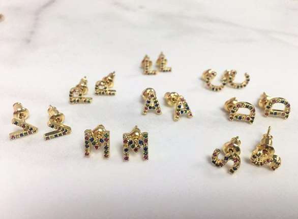 Aretes De Letra Zirconia Colores De Broquel