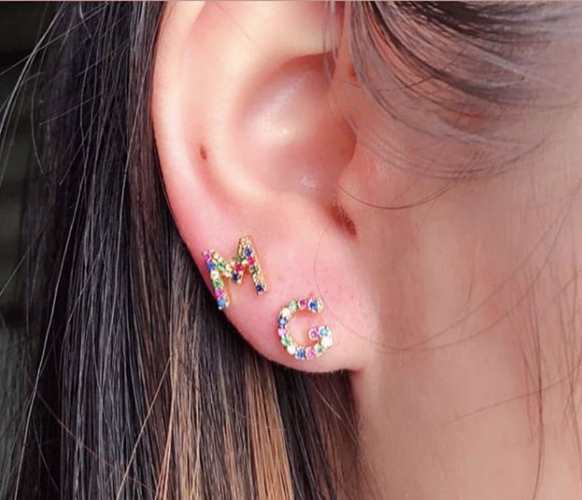 Aretes De Letra Zirconia Colores De Broquel