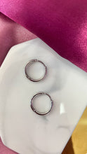 Cargar imagen en el visor de la galería, Arracada plateada delgada #4C
