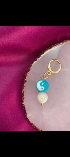 Arete ying yang con perla (color al azar, 1 pieza)
