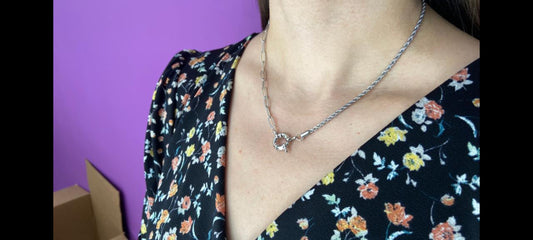 Collar torsal #32 con eslabones y conector plateado