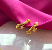 Cargar imagen en el visor de la galería, Aretes #63 Estrellas colgantes zirconia

