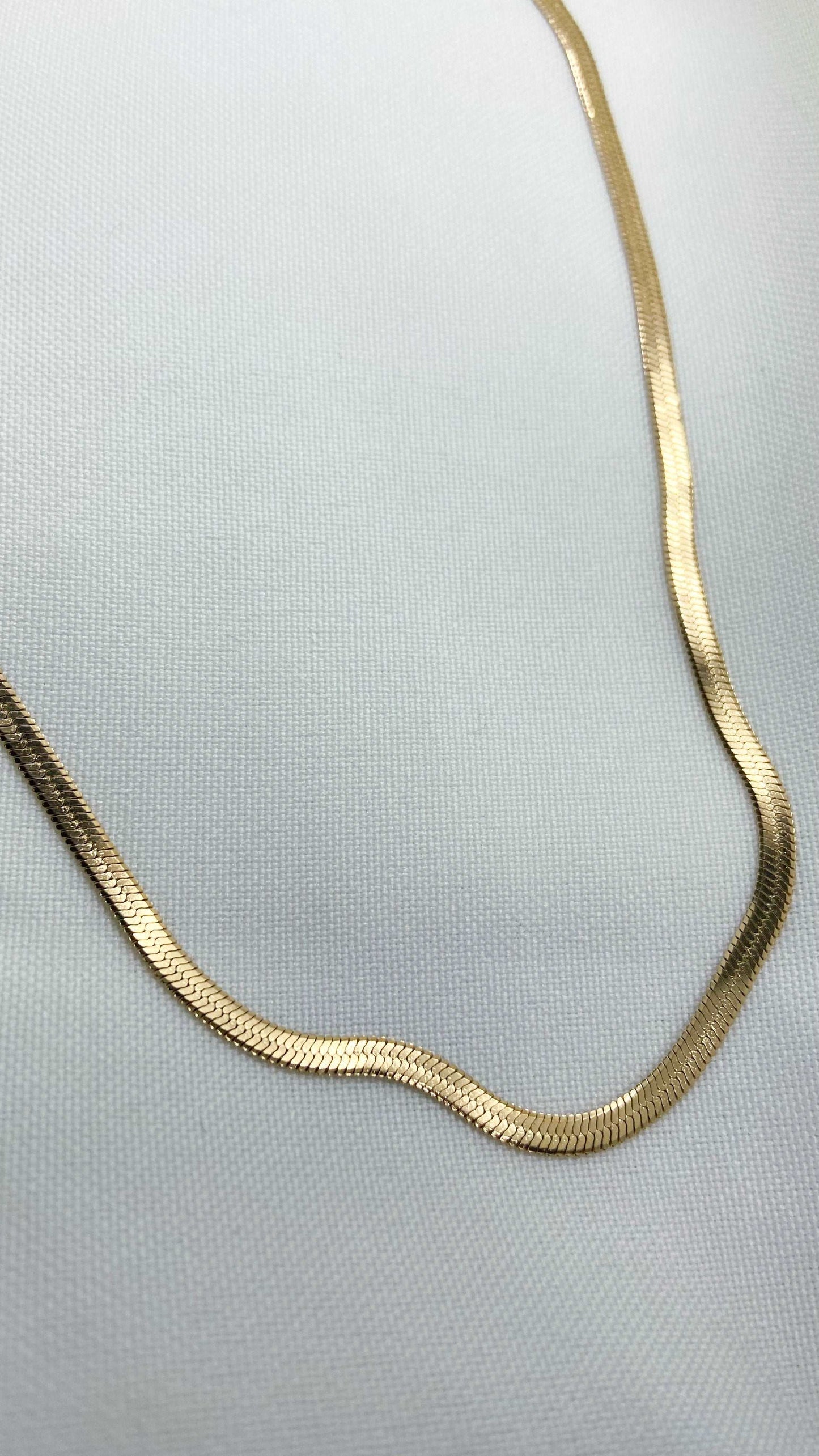Cadena plana dorada